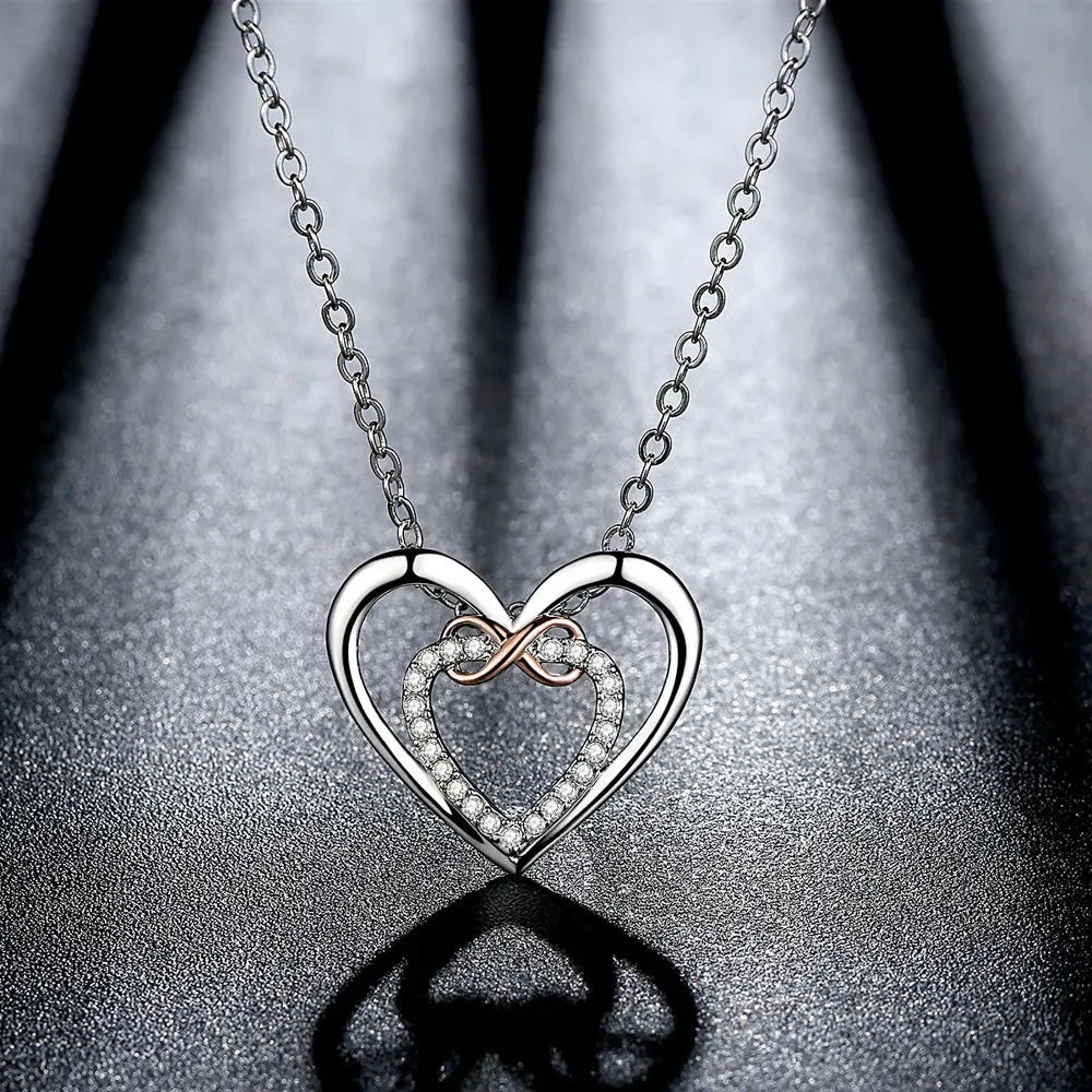 Garde-moi toujours dans ton cĆur, car tu es toujours dans le mien. Collier « Deux cĆurs Ă l'infini ».