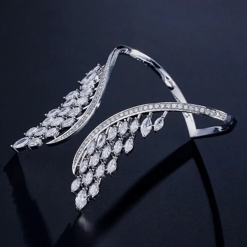 💎 Élégance ailée : le bijou qui sublime vos mains