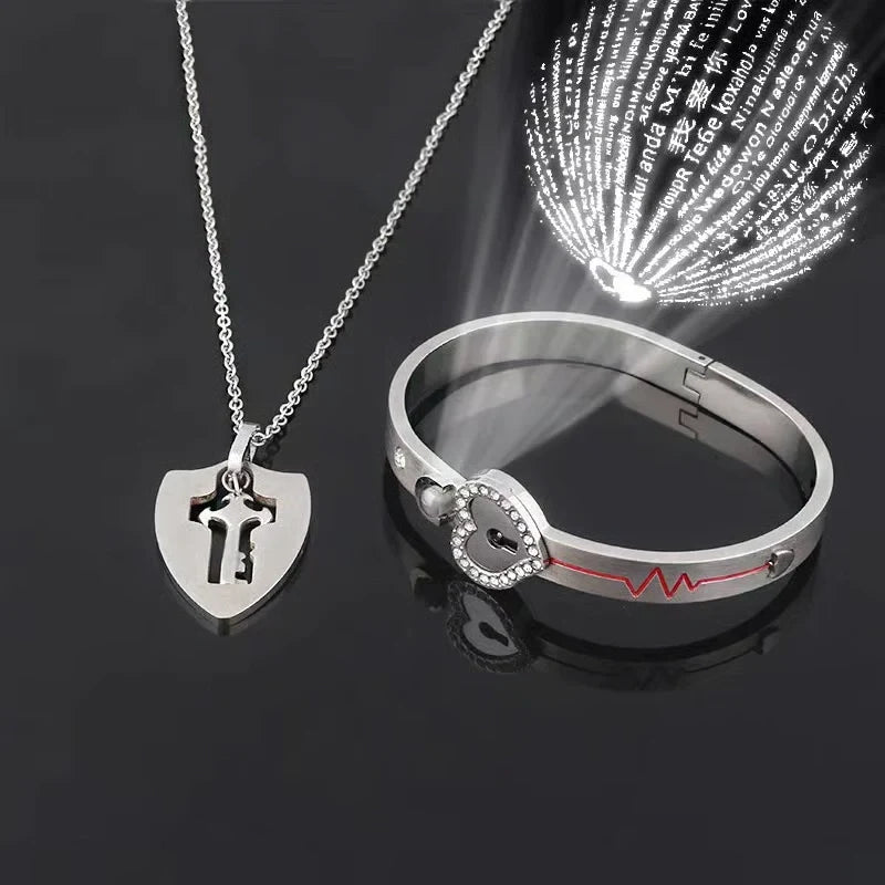 Ensemble bracelet à fermoir et collier à clé