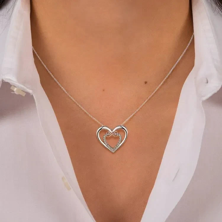Garde-moi toujours dans ton cœur, car tu es toujours dans le mien. Collier « Deux cœurs à l'infini ».