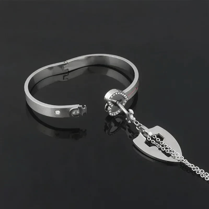 Ensemble bracelet à fermoir et collier à clé