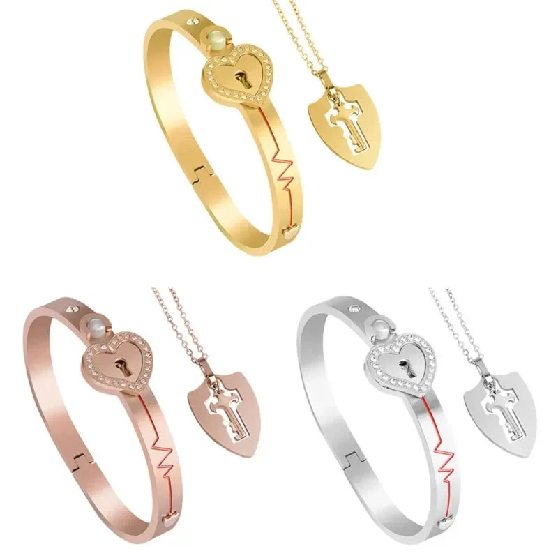 Ensemble bracelet à fermoir et collier à clé
