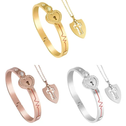 Ensemble bracelet à fermoir et collier à clé