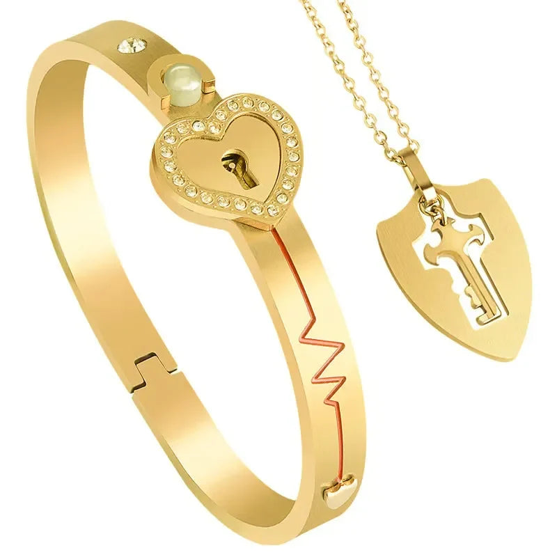 Ensemble bracelet à fermoir et collier à clé