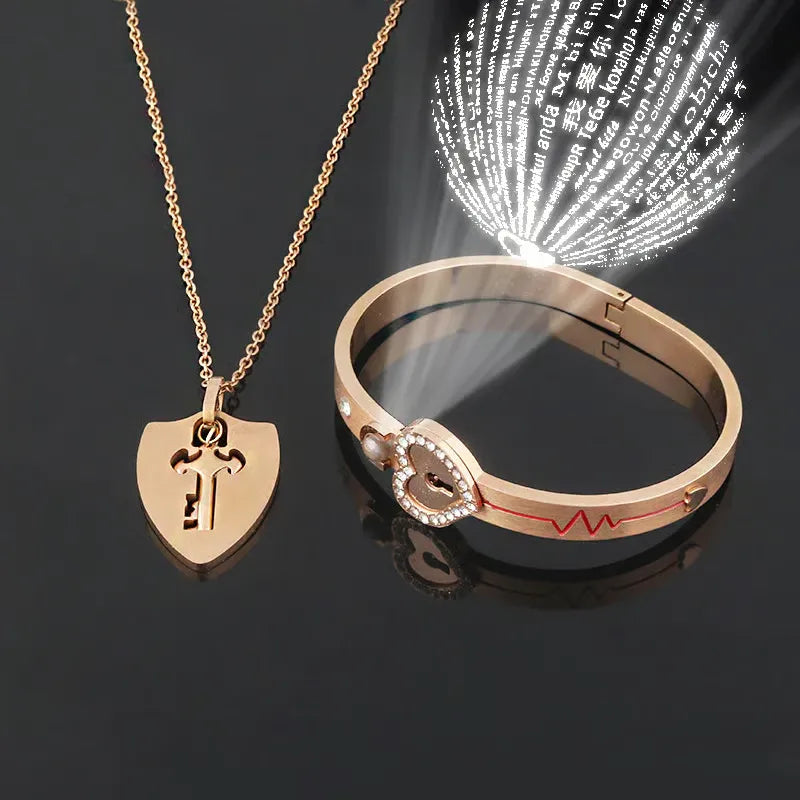 Ensemble bracelet à fermoir et collier à clé