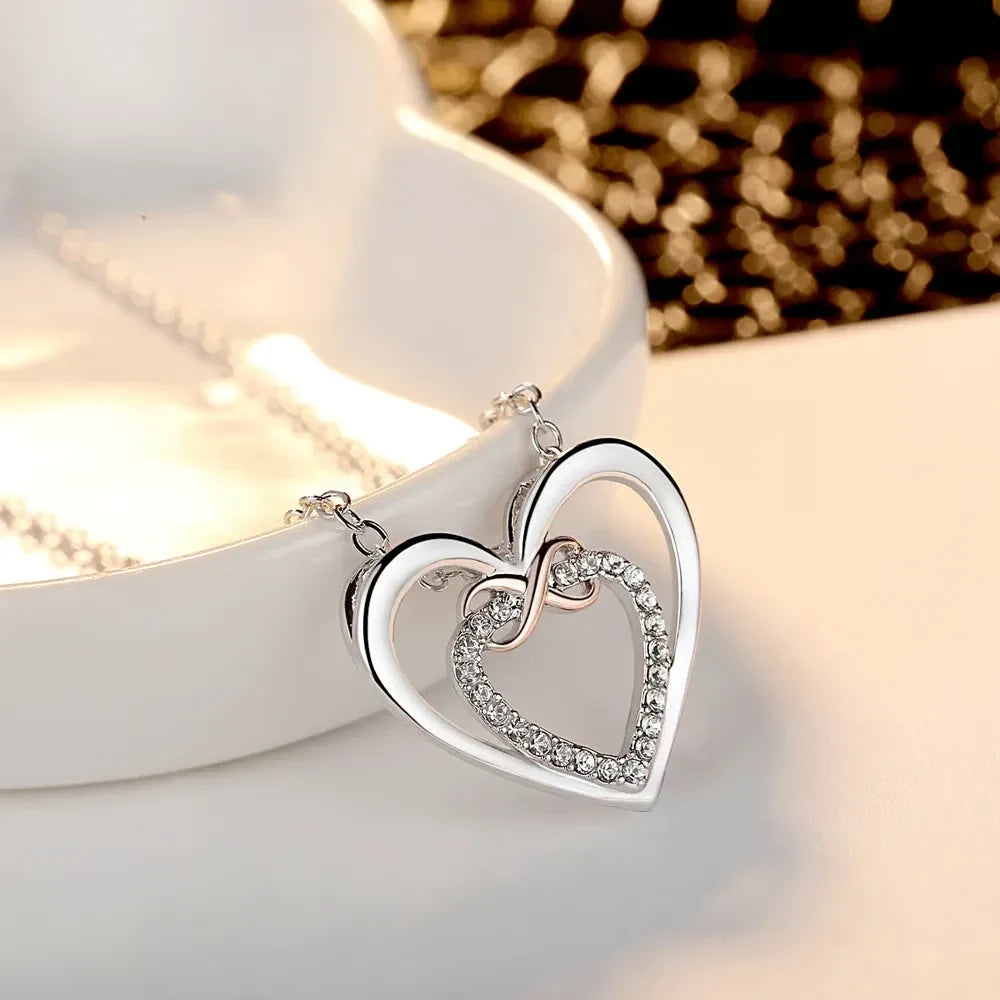 Garde-moi toujours dans ton cœur, car tu es toujours dans le mien. Collier « Deux cœurs à l'infini ».